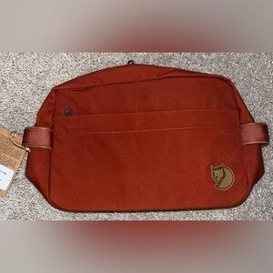 NWT -TRAVEL TOILETRY BAG
